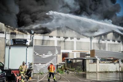 Remseck-Aldingen: Vollbrand einer Firma - Rauchsaeule in mehreren Landkreisen sichtbar